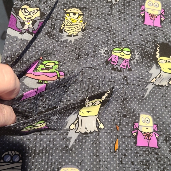 Minions Unisex Size Large Character Scrub Top NWT, Double Front Pocket - Picture 6 of 15